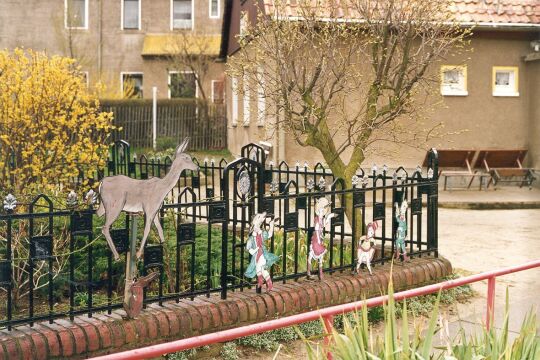 Märchenfiguren an einem Kindergartenzaun in Rosenhain