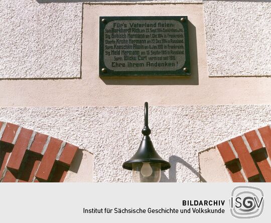 Gedenktafel am Feuerwehrgebäude in Obercunnersdorf