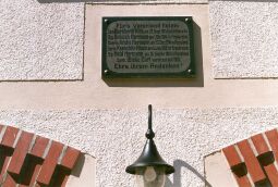 Bild: Gedenktafel am Feuerwehrgebäude in Obercunnersdorf