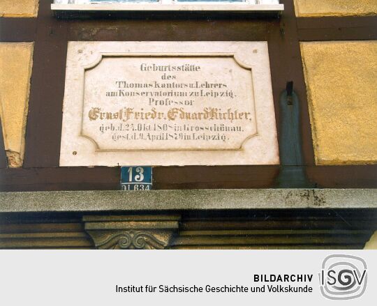Gedenktafel an einem Umgebindehaus in Großschönau