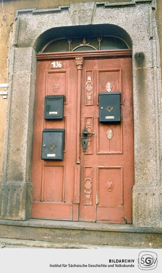 Haustür eines Wohngebäudes in Ebersbach