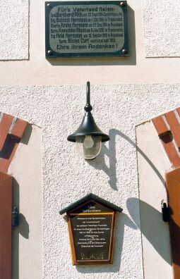 Bild: Gedenktafel am Alten Spritzenhaus in Obercunnersdorf