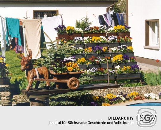 Blumenschmuck in einem Vorgarten in Obercunnersdorf