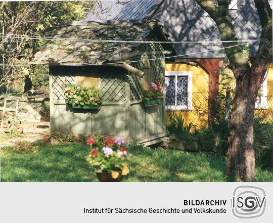 Über einen Bach gebaute Gartenlaube in Waltersdorf
