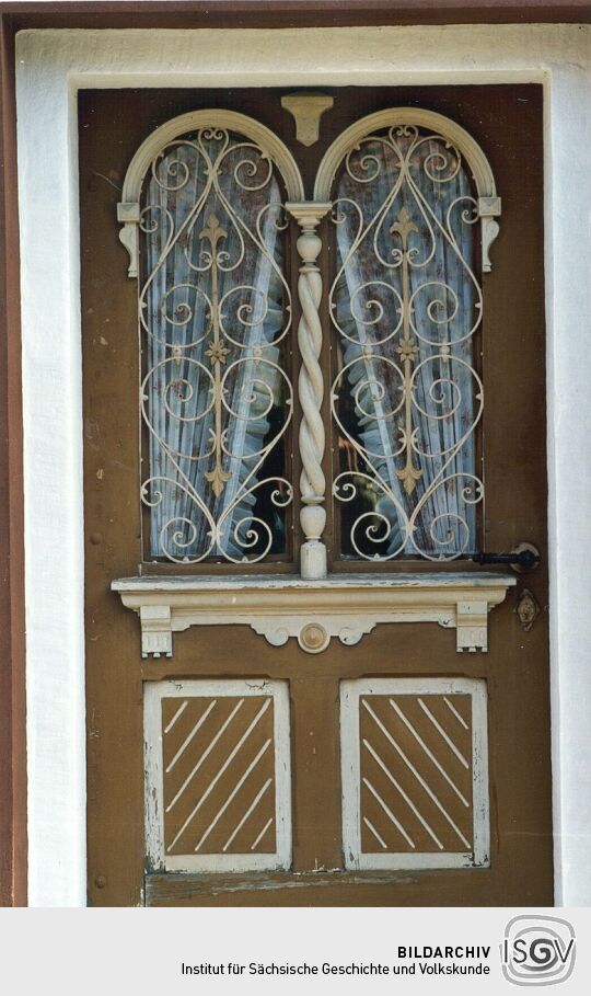 Fensterverzierung an einem Wohnhaus in Waltersdorf