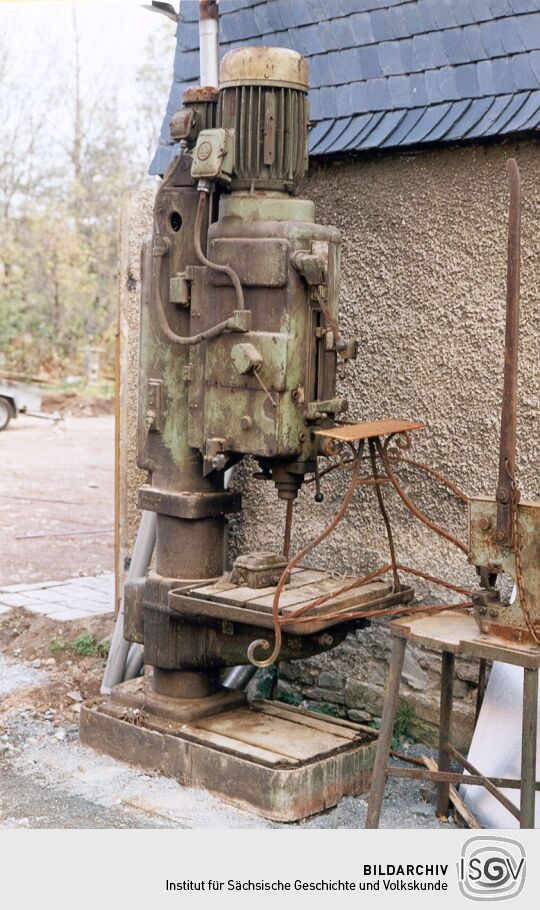 Alte Bohrmaschine vor der Schmiede in Blankenhain
