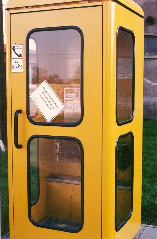 Beschädigte Telefonzelle in Heuersdorf