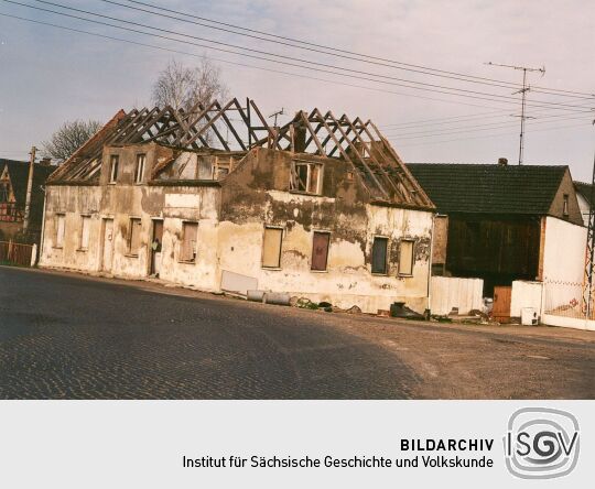 Stark beschädigtes Haus in Dreiskau