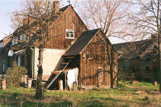 Wohnhaus mit Schuppenanbau in Muckern