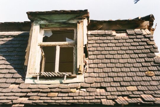 Gaube an einem ehemaligen Wohnhaus in Muckern