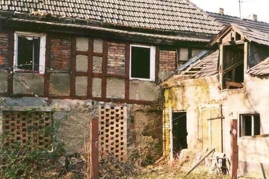 Wohnhaus mit Schuppenanbau in Muckern