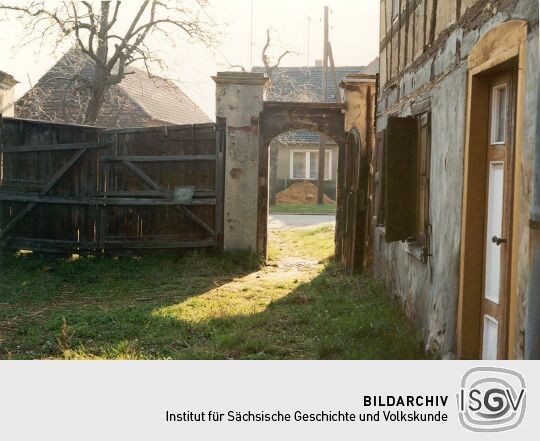 Toreinfahrt eines ehemaligen Bauernhofes in Muckern