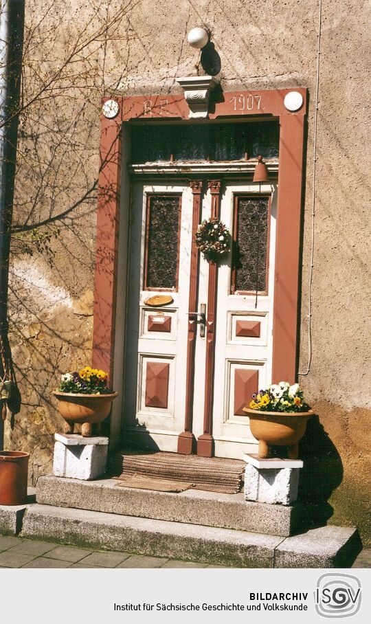 Haustür des Wohngebäudes eines ehemaligen Bauernhofes in Dreiskau