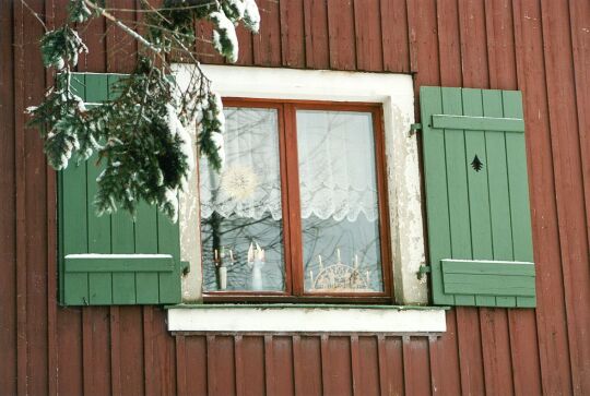 Wohnhaus mit Weihnachtsschmuck im Fenster in Schellerhau