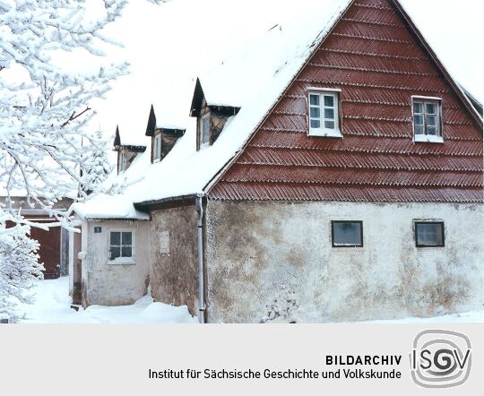 Wohnhaus mit schindelverkleideter Giebelseite in Zinnwald
