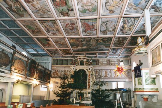 Weihnachtlich geschmückter Innenraum der Kirche in Schellerhau