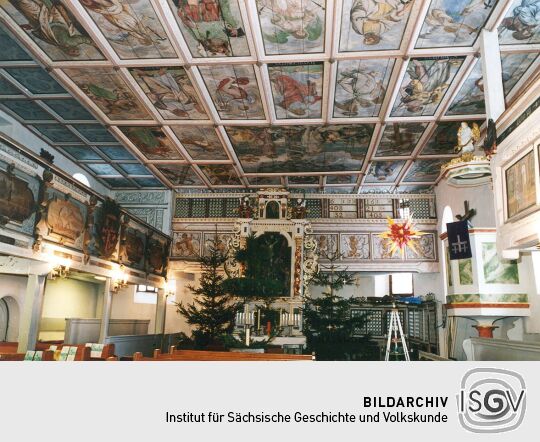 Weihnachtlich geschmückter Innenraum der Kirche in Schellerhau