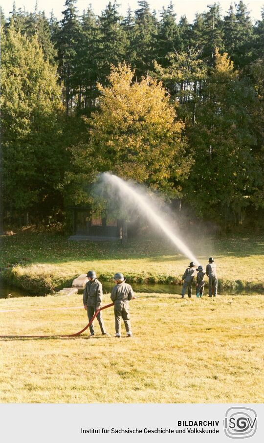 Feuerwehrübung im Bad von Hennersdorf