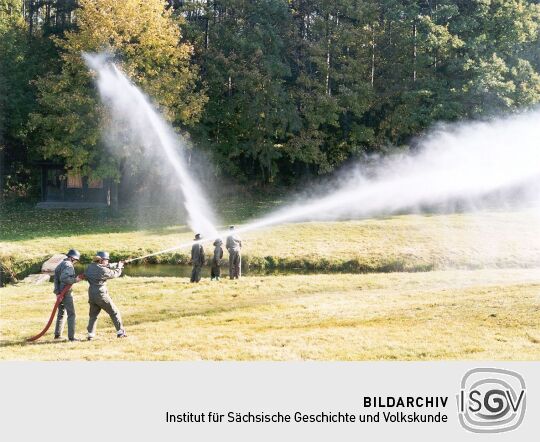 Feuerwehrübung im Bad von Hennersdorf