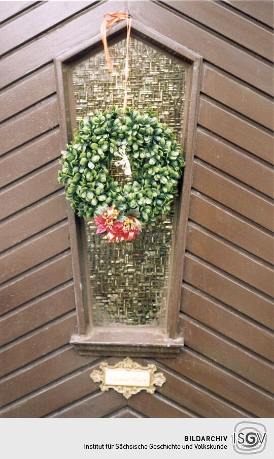Haustür mit Adventskranz in Altenberg