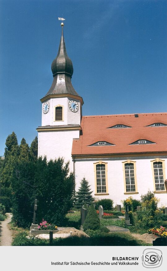 Kirche und Friedhof in Klingenberg