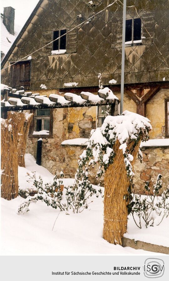 Wohnhaus mit Rosenranke in Altenberg
