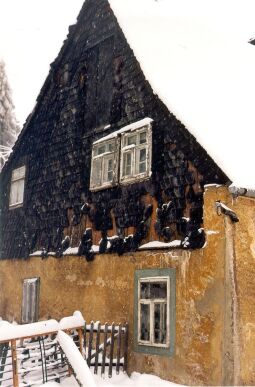 Bild: Giebelseite des ältesten Hauses in Altenberg