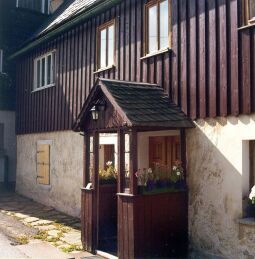 Bild: Verbrettertes Steinhaus in Geising