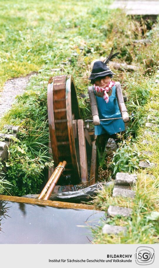 Vor der Gaststätte in Henneberg