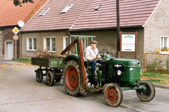 Bauer mit Traktor in Neiden