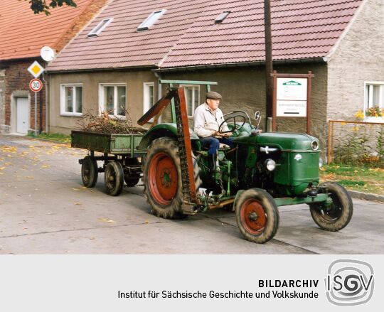 Bauer mit Traktor in Neiden