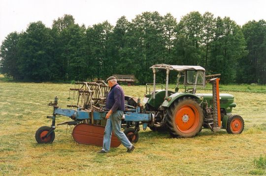 Bauer beim Heuwenden in Staupitz