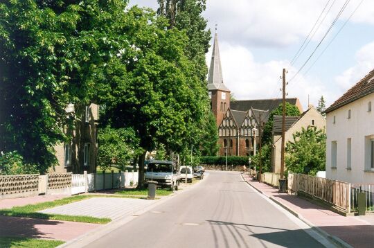 Thälmannstrasse in Beilrode mit Blick auf die Kirche