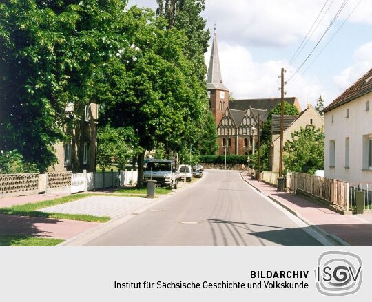 Thälmannstrasse in Beilrode mit Blick auf die Kirche