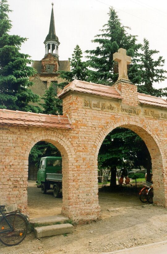 Eingang zum Langenreichenbacher Friedhof