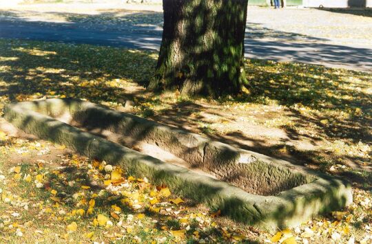 In die Erde eingelassener Wassertrog in Triestewitz