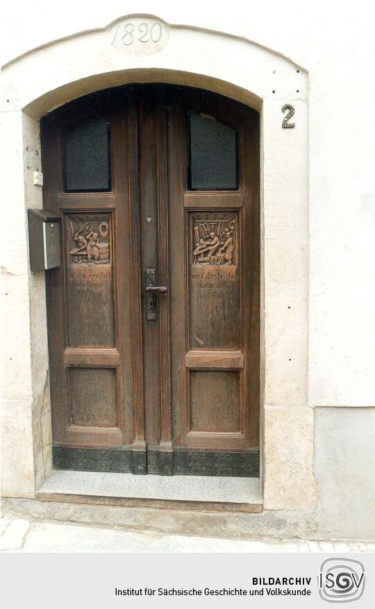 Haustüre mit Darstellungen des Böttcherhandwerks