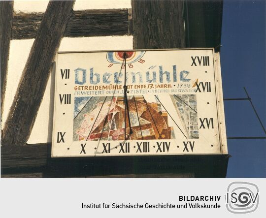 Sonnenuhr an einem Haus in Wehrsdorf