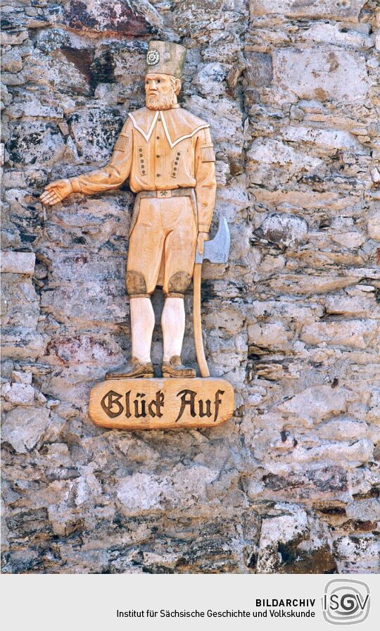 Geschnitzter Bergmann an einer Hauswand in Schneeberg