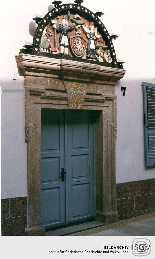Schwibbogen über einem Haustürportal in Schwarzenberg