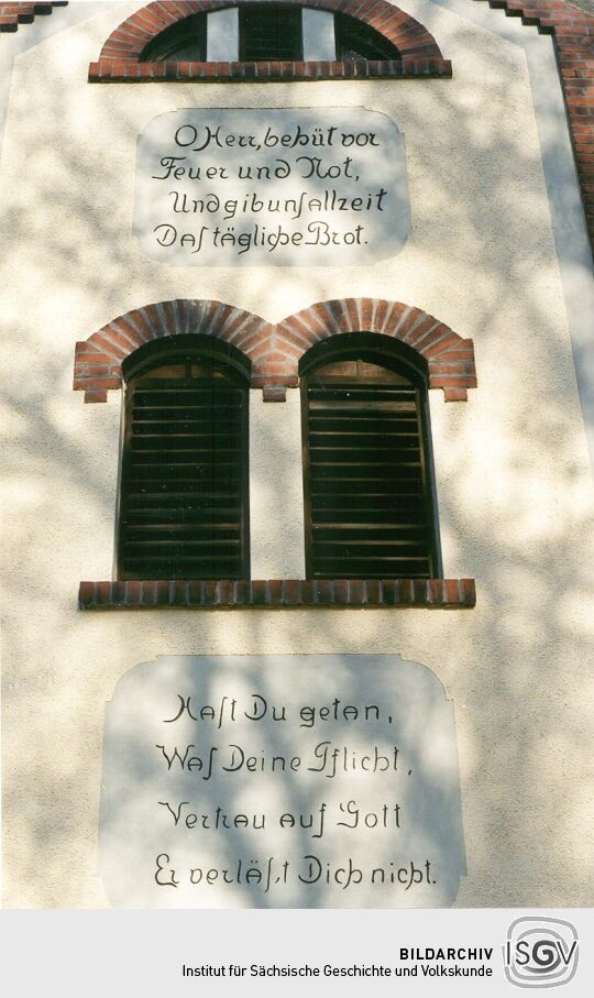 Spruch an der Giebelwand einer Scheune in Langenbernsdorf