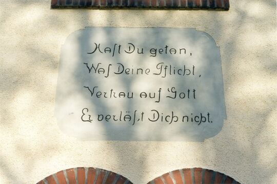 Segensspruch an der Wand einer Scheune in Langenbernsdorf