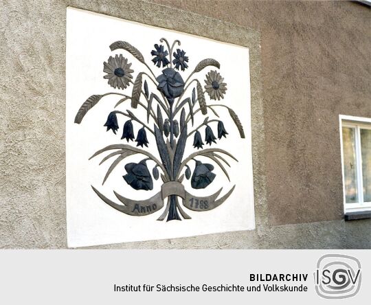 Relief an einer Hauswand in Langenbernsdorf