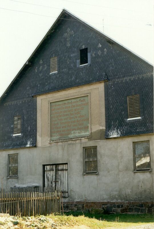 Verschieferter Giebel mit Segensspruch einer Scheune in Langenbernsdorf