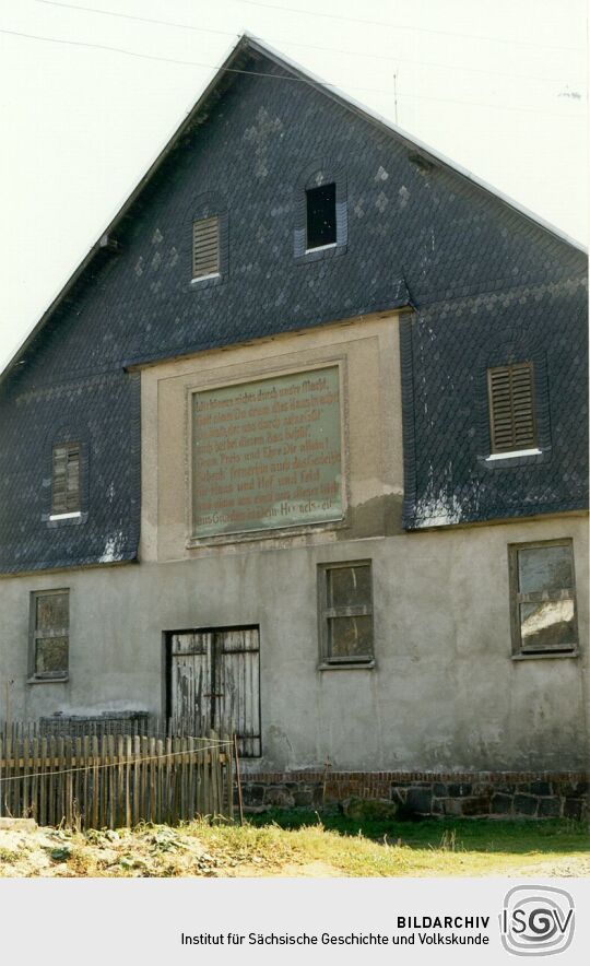 Verschieferter Giebel mit Segensspruch einer Scheune in Langenbernsdorf