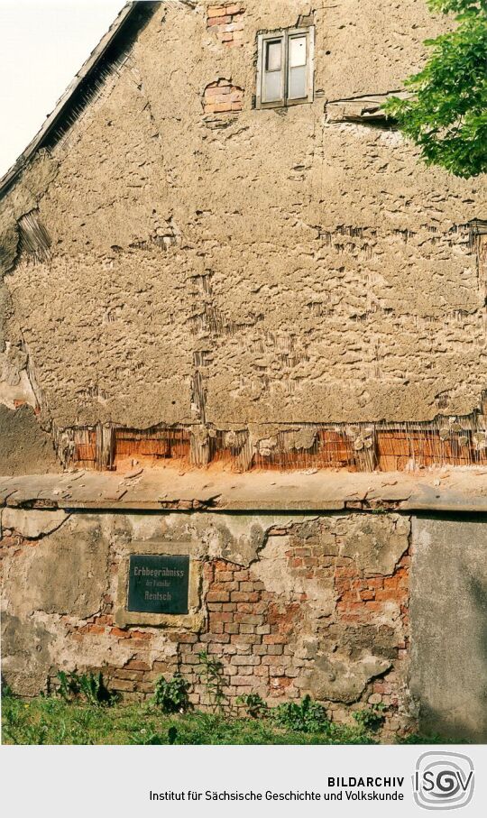 Grabplatte an einer Hauswand in Eilenburg