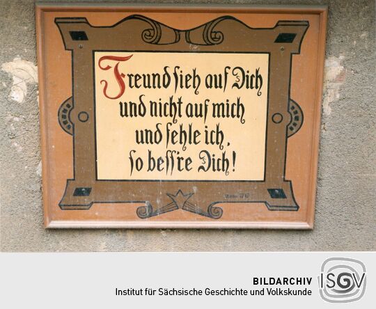 Spruch an einem Wohnhaus in Klingenthal