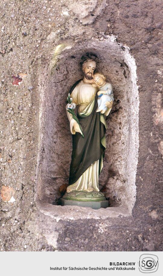 Heiligenfigur in einer Mauer in Schweinerden