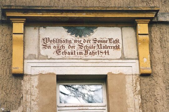 Spruch über der Eingangstür der alten Schule in Cunnersdorf