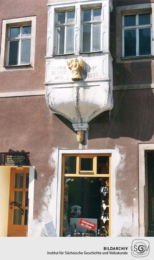 Erker mit Engel und Inschrift an einem Wohnhaus in Schwarzenberg